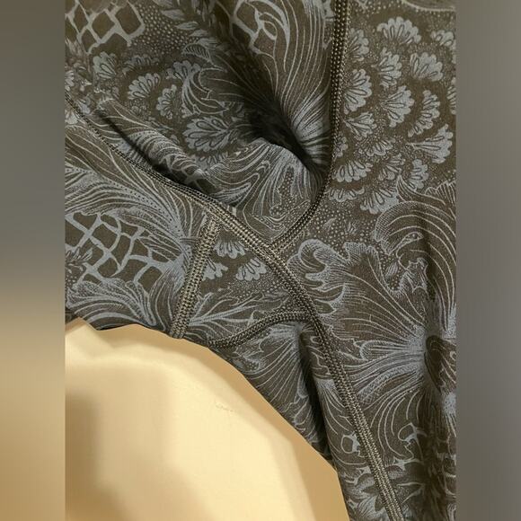 Lululemon Wunder Under Hi-Rise 1/2 Tight *Full-On Luxtreme 17" size 4 - Picture 4 of 10